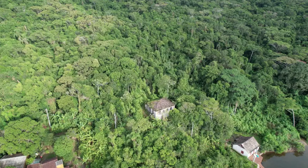 Vista aérea do Casarão cercado de floresta, perto da Lagoa da Conceição
