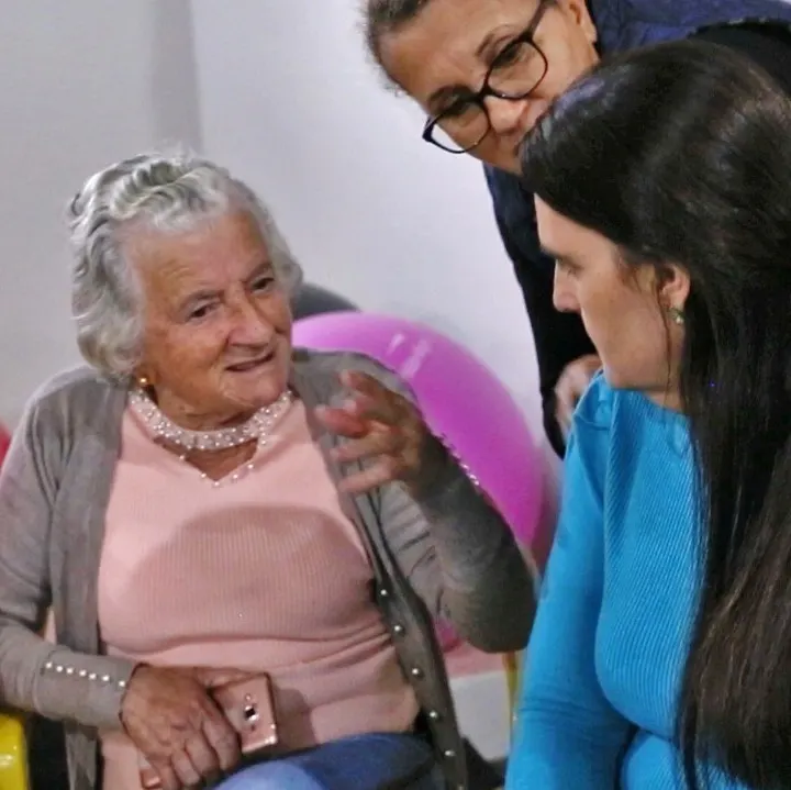 Dona Santa, Maura e Raquel conversam