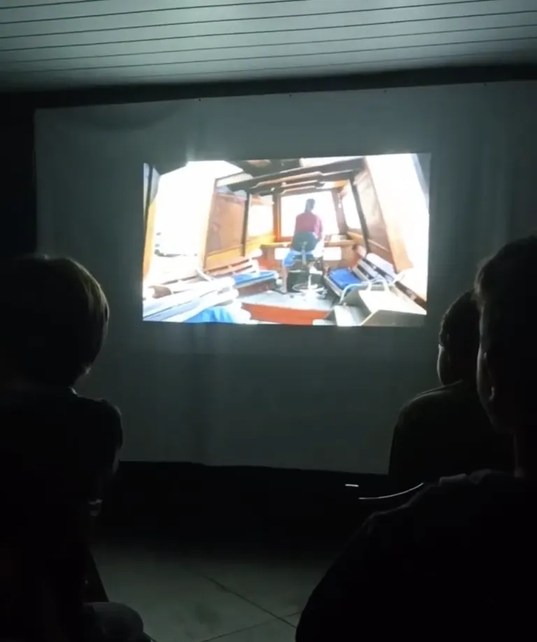 Crianças assistem ao filme