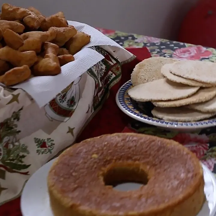 Mesa com bolos e bijajicas