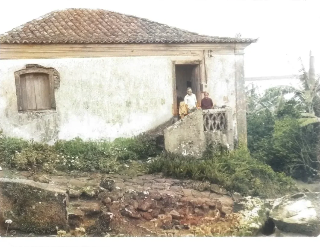Fotografia antiga do Casarão da Dona Lóquinha, com duas mulheres na escada lateral