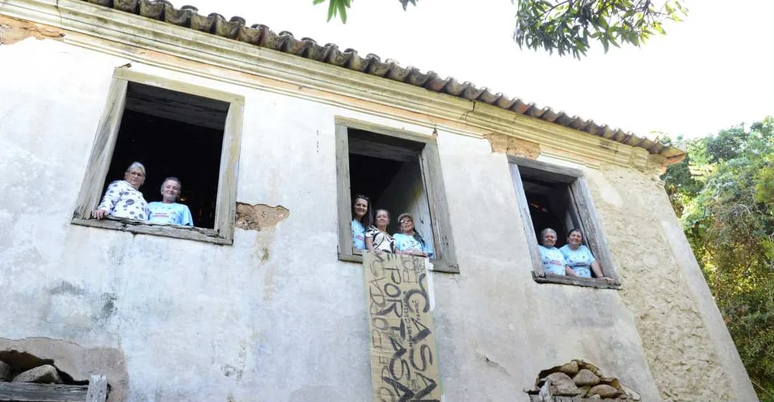 Mulheres da comunidade nas janelas do Casarão